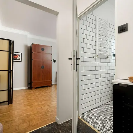 Modern Smarttv In By Renters 아파트